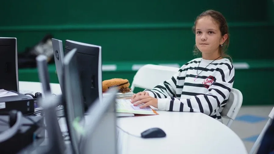 Девочка за компьютером в классе «Прознание IT»